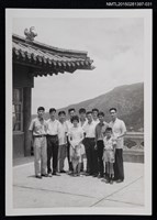 相關藏品主要名稱：李一楠與琦君及學生於中國文化學院合照1-31的藏品圖示